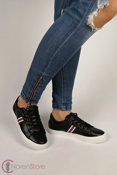 Fekete oldalt csíkos női cipő