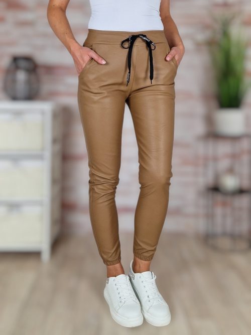 Gumis derekú, megkötős, barna műbőr nadrág S-XL-ig