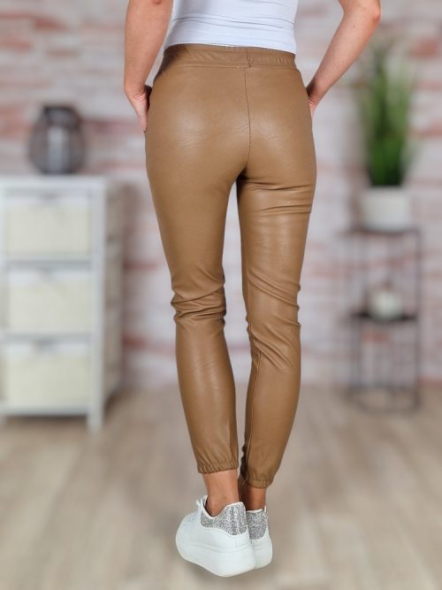 Gumis derekú, megkötős, barna műbőr nadrág S-XL-ig