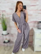 Mellnél átlapolt, gumis derekú, bő szárú overál M-L