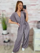 Mellnél átlapolt, gumis derekú, bő szárú overál M-L