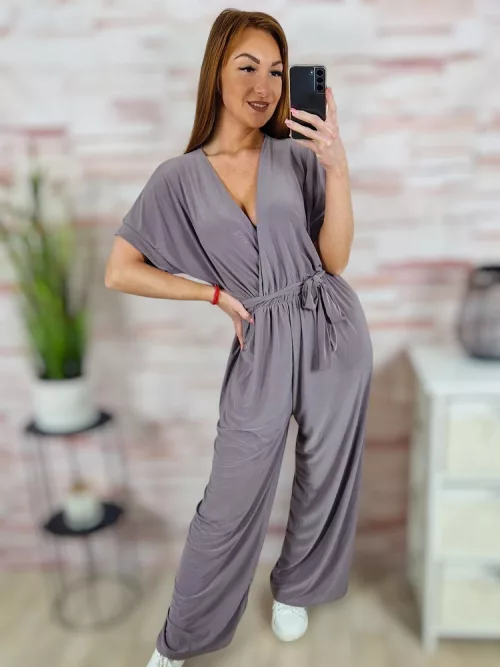 Mellnél átlapolt, gumis derekú, bő szárú overál M-L