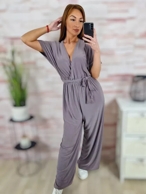 Mellnél átlapolt, gumis derekú, bő szárú overál M-L