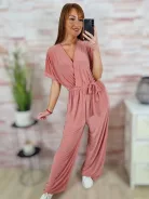 Mellnél átlapolt, gumis derekú, bő szárú overál M-L