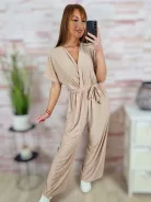 Mellnél átlapolt, gumis derekú, bő szárú overál M-L