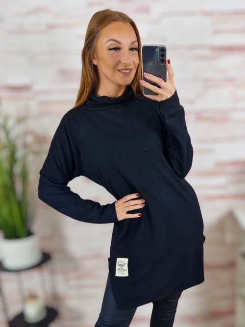 Garbós nyakú, oldalt sliccelt, gépi kötött anyagú tunika S-M-L