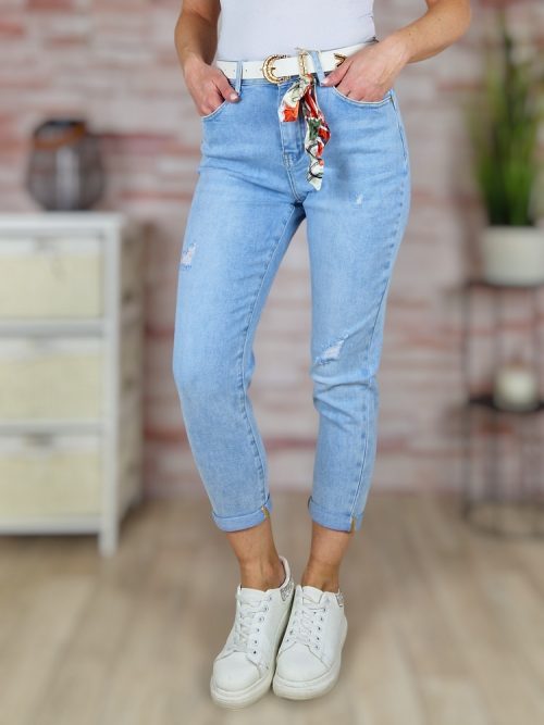 Mom fit és push-up fazonú, fehér öves, világoskék farmernadrág XS-XL-ig