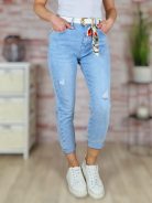 Mom fit és push-up fazonú, fehér öves, világoskék farmernadrág XS-XL-ig