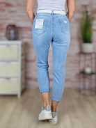 Mom fit és push-up fazonú, fehér öves, világoskék farmernadrág XS-XL-ig