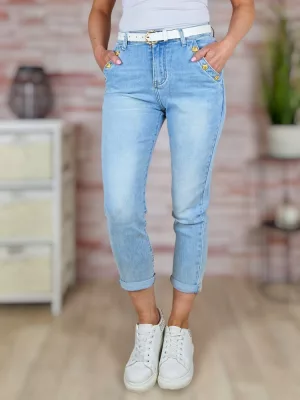   Díszgombos, mom fit fazonú, öves, világoskék farmernadrág XS-XL-ig