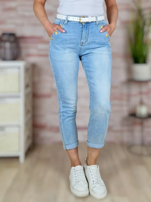Díszgombos, mom fit fazonú, öves, világoskék farmernadrág XS-XL-ig