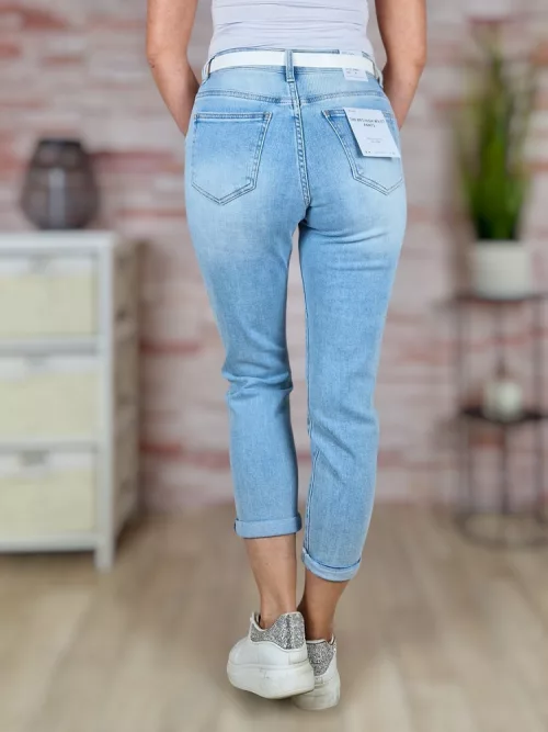 Díszgombos, mom fit fazonú, öves, világoskék farmernadrág XS-XL-ig