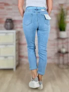 Loose fit fazonú, enyhén szaggatott, öves, kék farmernadrág XS-XL-ig
