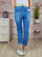 Mom fit fazonú, öves, kék farmernadrág S-XXL-ig