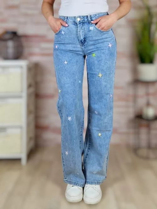 Hímzett virágmintás és strasszos díszítésű bő szárú kék farmernadrág XS-XL-ig