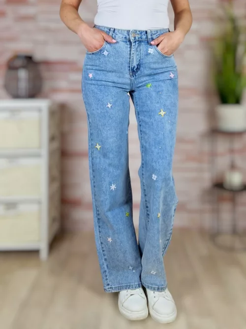 Hímzett virágmintás és strasszos díszítésű bő szárú kék farmernadrág XS-XL-ig