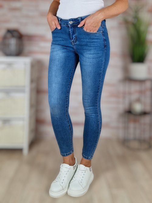 Strasszos díszítésű, csőszárú, kék farmernadrág 26-32-ig