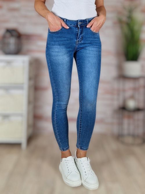 Strasszos díszítésű, csőszárú, kék farmernadrág 26-32-ig