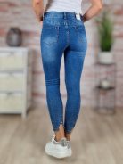 Strasszos díszítésű, csőszárú, kék farmernadrág 26-32-ig