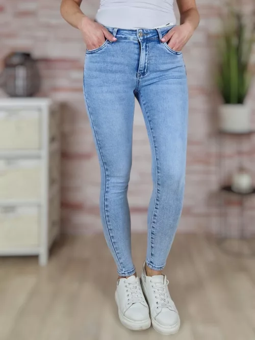 Skinny fazonú, csőszárú, világoskék farmernadrág XS-XL-ig